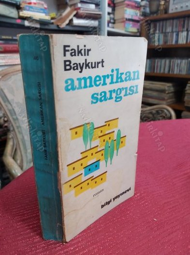 muratkgirgin's tweet photo. Şu kitabı okuduğumda lise 1-2 de filandım sanırım. 1000 yıl geçmiş üzerinden. 

Kitabı yazdıran saf kemalist-sosyalist-aydınlanmacı aklı ve bilinci şimdi çok daha iyi anlıyorum. 

(Murat Belge bu insanlara ''köylü romancısı'' filan diyerek alay ediyordu. Oysa edebi lezzet olarak, London'dan, Sinclair ve Hemingway'den nasıl bir edebi lezzet aldıysam bunlardan da aldım.)

Halen Anadolu'daki hangi köy ve kasabaya gitsem. Nerede bir ağaç görsem, o ağacı köy enstitülü, öğretmen okullu birinin diktiğini doğrulayabiliyorum.

Anadoluda, ağaç aşılayabilen, arıcılık yapabilen birileri varsa o kuşağın sayesinde. 

Bugünün AB ve BND fonlarıyla biyoçeşitlilik, gıda güvenliği ve gıda güvencesi retoriği yapanlardan nasıl iğreniyorum bilemezsiniz.

Türkiye'yi ve dünyayı cahil, aç ve sefil duruma düşüren emperyalizm, yerli işbirlikçileri çok büyük bir iş başardılar. 

ABD, AB ve NATO tarafından ülkesi bu denli çökertildiği halde, bunu konuşmayanlardan, normalleştirenlerden ve halen bu şeytani organizasyonlardan meded umanlardan da iğreniyorum.