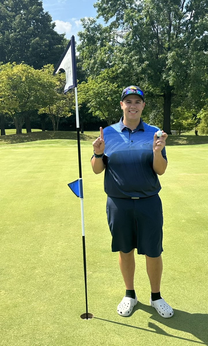 What do you do when you’re playing your 3rd round ever with your new college team and your new cleats are giving you blisters? You switch to Crocs on the turn then sink your first ever HOLE IN ONE!! Aldeen Golf Course, Hole 13, 150 yards 💙