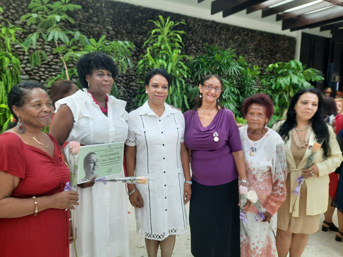 Es un honor compartir con tantas valerosas mujeres, merecedoras de altas distinciones y reconocimientos.Entre ellas: Rosa Despaine,una santiaguera,destacada federada, que recibió la medalla Ana Betancourt. Felicidades a todas y el abrazo desde el corazón. #MujeresEnRevolución