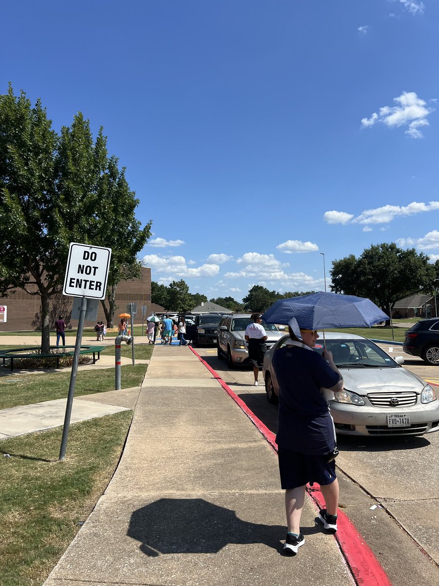Back Elementary (@back_bulldogs) on Twitter photo Shoutout to Officer Spivey and our Bulldog family for ensuring a safe and efficient dismissal! <a href="/gisdnews/">Garland ISD</a> Shoutout to Officer Spivey and our Bulldog family for ensuring a safe and efficient dismissal! <a href="/gisdnews/">Garland ISD</a>
