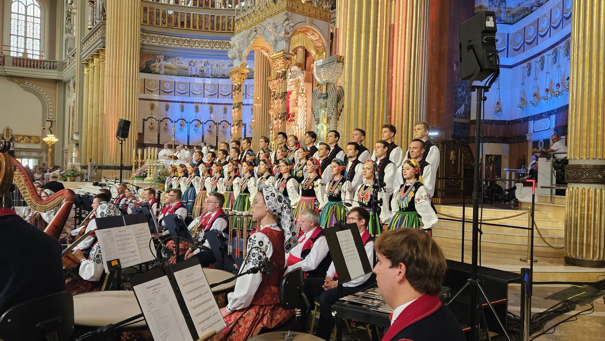 Lichen_INFO's tweet photo. W licheńskim sanktuarium trwają obchody odpustu Wniebowzięcia Najświętszej Maryi Panny. Głównej Mszy Świętej towarzyszy chór i orkiestra PZLPiT Mazowsze - po Eucharystii i procesji zapraszamy na koncert zespołu. https://t.co/m2pSIl89gF