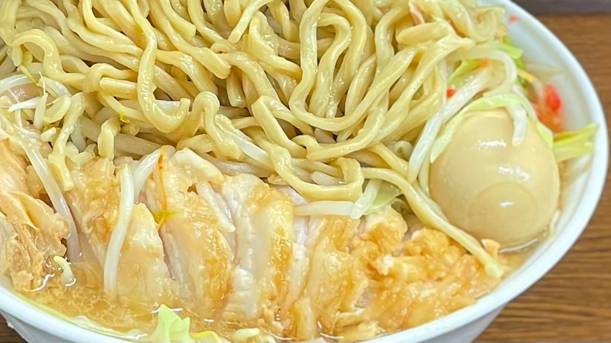 2_kuro_jiro777's tweet photo. ラーメン二郎 横浜関内店
『大ぶたダブル(豚8枚)』
+『アレ』魚粉(無料トッピング)
+ネギ
+味つけ玉子
+ニラキムチ
•••••••••••••••••••••••••••••••••••••••••••
#ラーメン二郎
#ラーメン二郎横浜関内店 https://t.co/9XCAwnZka5