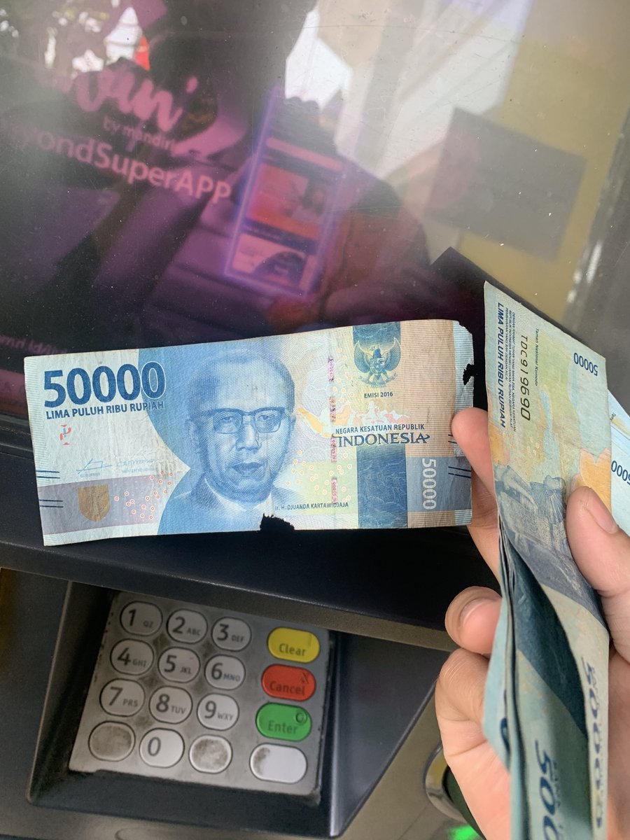 Fauzizeckk's tweet photo. @mandiricare Min, sebenernya sebelum masuk mesin atm dicek dulu ga sih uang nya? 3x tarik tunai dapet yg sobek mulu heran. Lokasi pakem  jl kaliurang km 17 https://t.co/tO60mwQ6Go