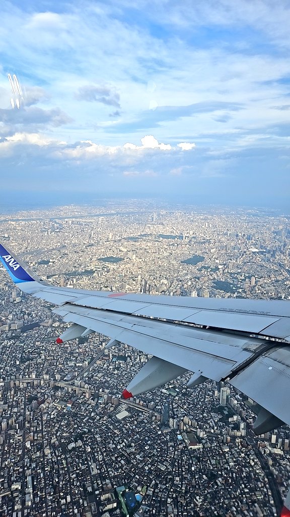 cabezazo174's tweet photo. 空からの東京。
荒天回避の迂回ルートで都心上空から羽田へ。 https://t.co/y9YZ7oNGzZ