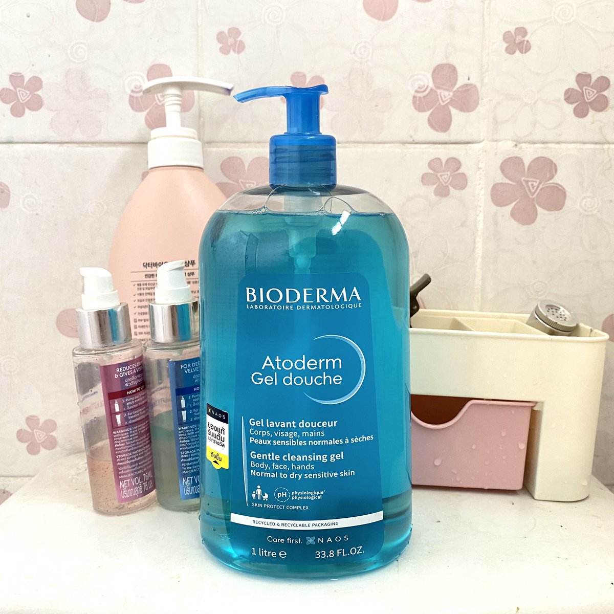 UunJai's tweet photo. เจอใน BEAUTRIUM มา ขวดใหญ่สะดุดตามากกก เจลอาบน้ำขวดสีฟ้าของเวชสำอาง Bioderma💙 ไปข้างนอกเจอทั้งแดดทั้งฝุ่น แบคทีเรียก็เจอเยอะ พอใช้ตัวนี้แล้วรู้สึกอาบสะอาด ผิวแข็งแรงชุ่มชื้นขึ้น จริงๆมี 2 สูตร แต่ลองเอาสูตรผิวธรรมดา-ผิวแห้งมาใช้ดู ชอบแฮะ🧴🛁 #ใช้ดีบอกต่อ #bioderma #atoderm https://t.co/aThSoihOfC