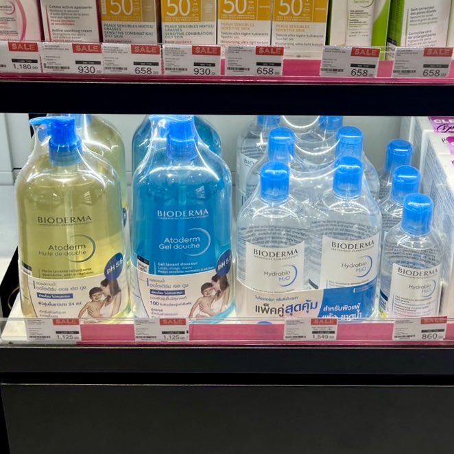 UunJai's tweet photo. เจอใน BEAUTRIUM มา ขวดใหญ่สะดุดตามากกก เจลอาบน้ำขวดสีฟ้าของเวชสำอาง Bioderma💙 ไปข้างนอกเจอทั้งแดดทั้งฝุ่น แบคทีเรียก็เจอเยอะ พอใช้ตัวนี้แล้วรู้สึกอาบสะอาด ผิวแข็งแรงชุ่มชื้นขึ้น จริงๆมี 2 สูตร แต่ลองเอาสูตรผิวธรรมดา-ผิวแห้งมาใช้ดู ชอบแฮะ🧴🛁 #ใช้ดีบอกต่อ #bioderma #atoderm https://t.co/aThSoihOfC