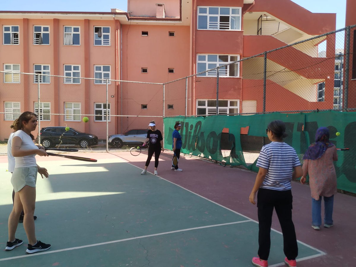 Levent_Tokay's tweet photo. 📍Yunusemre İlçe Gençlik ve Spor Gençli ve Spor Bakanlığımızın düzenlediği Yaz Sporları Projesi kapsamında 7 den 70 tüm sporcularımız ile Tenis  branşında  antremanlarımıza devam ediyoruz. 
@OA_BAK
@ozturkyunus45 https://t.co/Dnmwmm5ycL