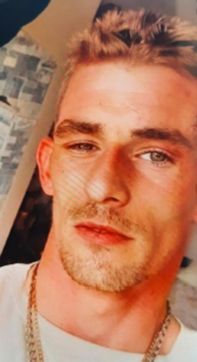 TrueCrimeUpdat's tweet image. #MISSINGPERSON UK - Luke Strickland, 25

LAST SEEN: 1:00 PM Wednesday, August 14, #Pontefract, #Yorkshire

APPEARANCE: White male, approximately 5&apos;9&quot;, slim build, short blond spiky hair

LAST SEEN WEARING: Light blue shorts, navy polo shirt, navy sweatshirt

🙏 #Missing
