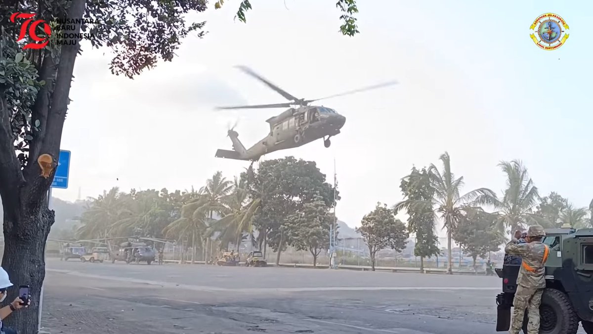 Jatosint's tweet photo. 3/
More photos of MV Cape Hudson's disembarkation process. As usual, the helicopters were assembled and flown to the training area after being unloaded from the ship
#SGS24 #SuperGarudaShield https://t.co/8MzRqqKMeB