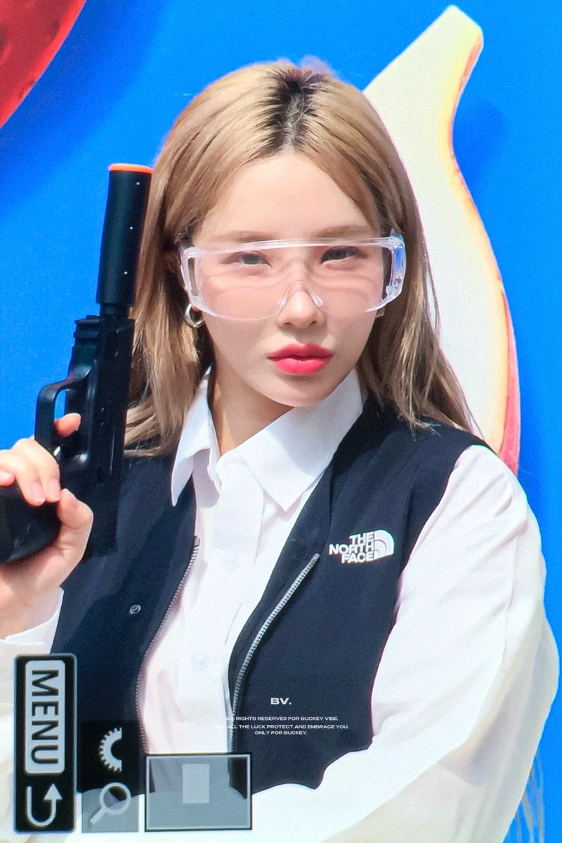 Buckeyvibe's tweet photo. 240815 🥽🔫

#벅키 #BUCKEY #마네퀸 #MANNEQUEEN⠀⠀ https://t.co/EU995qEFI7