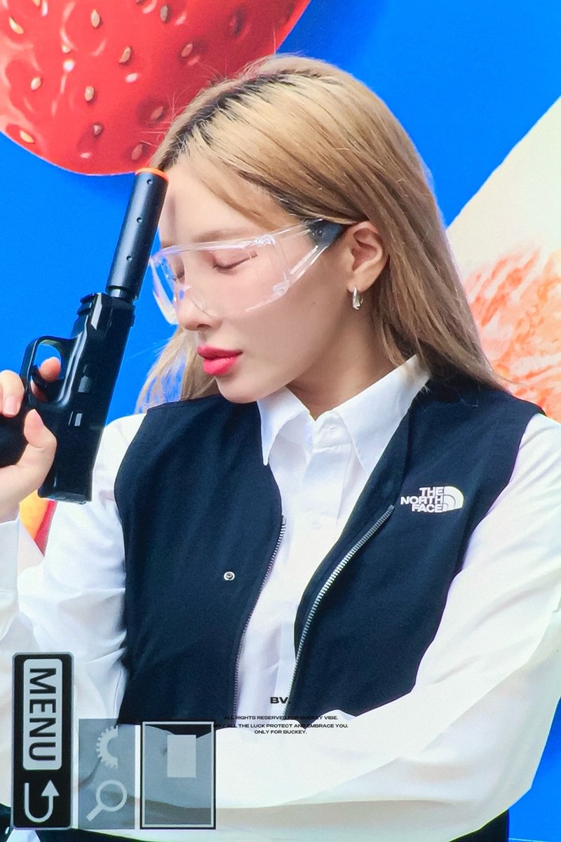 Buckeyvibe's tweet photo. 240815 🥽🔫

#벅키 #BUCKEY #마네퀸 #MANNEQUEEN⠀⠀ https://t.co/EU995qEFI7