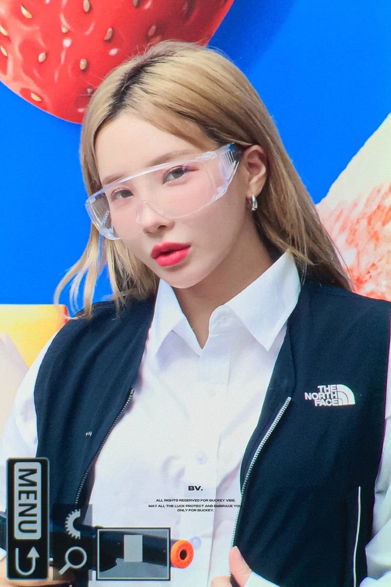 Buckeyvibe's tweet photo. 240815 🥽🔫

#벅키 #BUCKEY #마네퀸 #MANNEQUEEN⠀⠀ https://t.co/EU995qEFI7