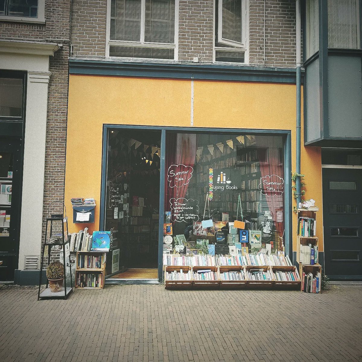 HuijsingBooks's tweet photo. Up for rent! Looking for a place to start your business in Haarlem? Gierstraat 6 is vacant from the 1st of October!
* Great opportunity 
* 53m2
* 3 year contract
* Great neighbours
* Great location in the center (rated A)
* Affordable (€1450 a month) https://t.co/ULs01QoQ0d