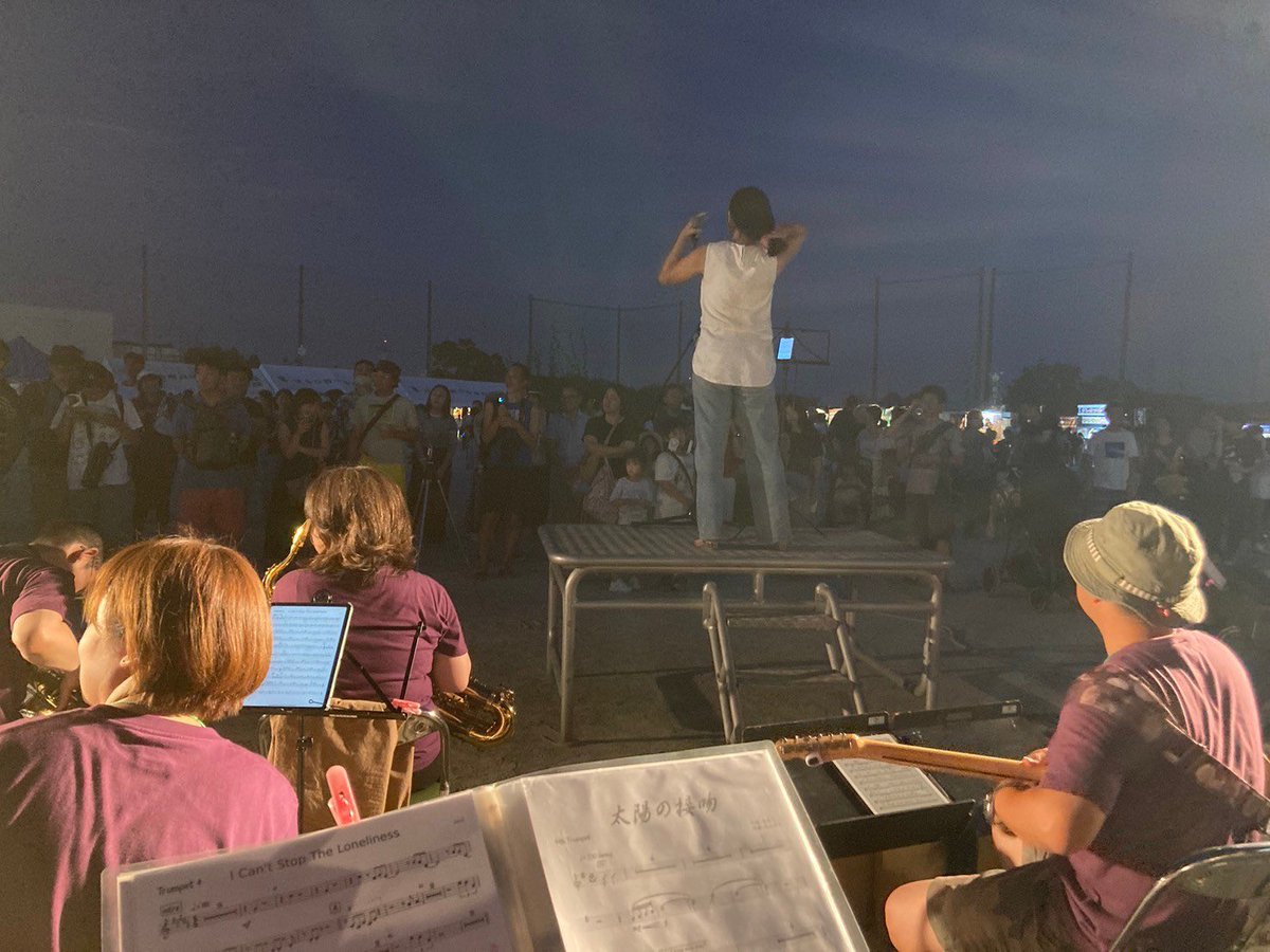 UJO_Jazz's tweet image. 【御礼】
はるひ野夏フェス2024。大盛況のうちに終了しました!スタッフの皆様、お暑い中ご観覧くださった皆様、誠にありがとうございました😊
初共演したボーカルNeNeさんの魅力的な歌声に一同キュンキュンのステージでした。
#はるひ野夏フェス2024
#untitledjazzorchestra
#名も無きジャズ楽団