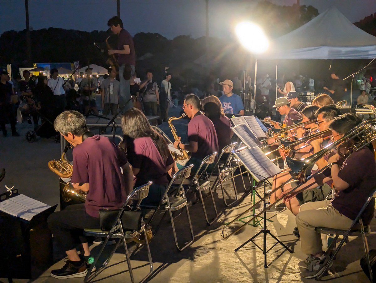 UJO_Jazz's tweet image. 【御礼】
はるひ野夏フェス2024。大盛況のうちに終了しました!スタッフの皆様、お暑い中ご観覧くださった皆様、誠にありがとうございました😊
初共演したボーカルNeNeさんの魅力的な歌声に一同キュンキュンのステージでした。
#はるひ野夏フェス2024
#untitledjazzorchestra
#名も無きジャズ楽団