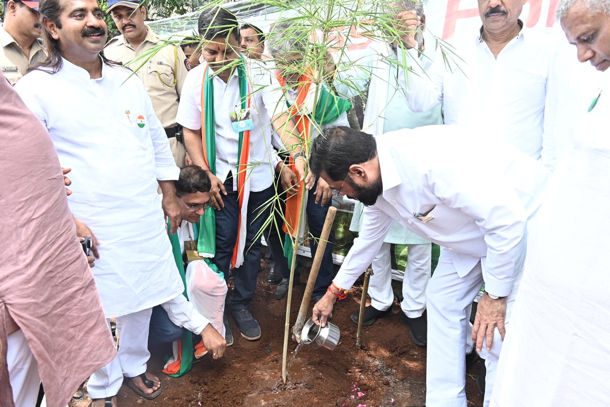 CMOMaharashtra's tweet photo. घाटकोपर (मुंबई) | मुख्यमंत्री @mieknathshinde  यांच्या हस्ते आज ‘सेव्ह मुंबई’ (Save Mumbai) उपक्रमासह अडीच एकर क्षेत्रफळावरील मानवनिर्मित जंगलाचे लोकार्पण करण्यात आले. ग्लोबल वॉर्मिंगमुळे जगासमोर पर्यावरणाचा प्रश्न निर्माण झाला आहे. पर्यावरण रक्षण महत्त्वाचे असल्याने यामध्ये सर्वांनी योगदान द्यावे. सर्वांच्या योगदानातून आपल्याला पर्यावरणपूरक महाराष्ट्र करावयाचा आहे, असे मुख्यमंत्री यावेळी म्हणाले. 
कृषिमूल्य आयोगाचे अध्यक्ष पाशा पटेल, आमदार राम कदम यांच्यासह ‘द ॲड्रेस सोसायटी’ चे पदाधिकारी आणि स्थानिक उपस्थित होते.