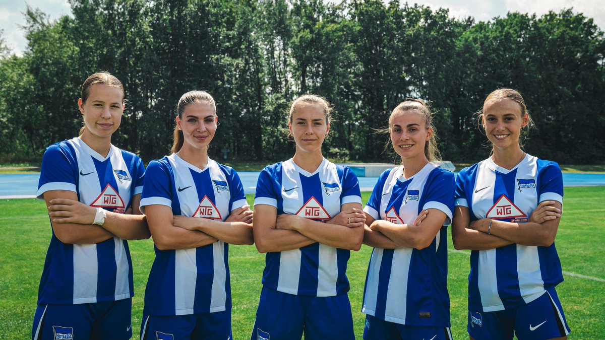 HerthaBSCFrauen's tweet photo. Dürfen wir vorstellen: Unsere neue Kapitänin Clara #Dreher mit ihren Stellvertreterinnen Ella #Mettner und Marleen #Rohde.
Nora #Giannori und Lotte #Reimold komplettieren den Mannschaftsrat.
#BSCFrauen #HaHoHe https://t.co/BhMLAbejhT