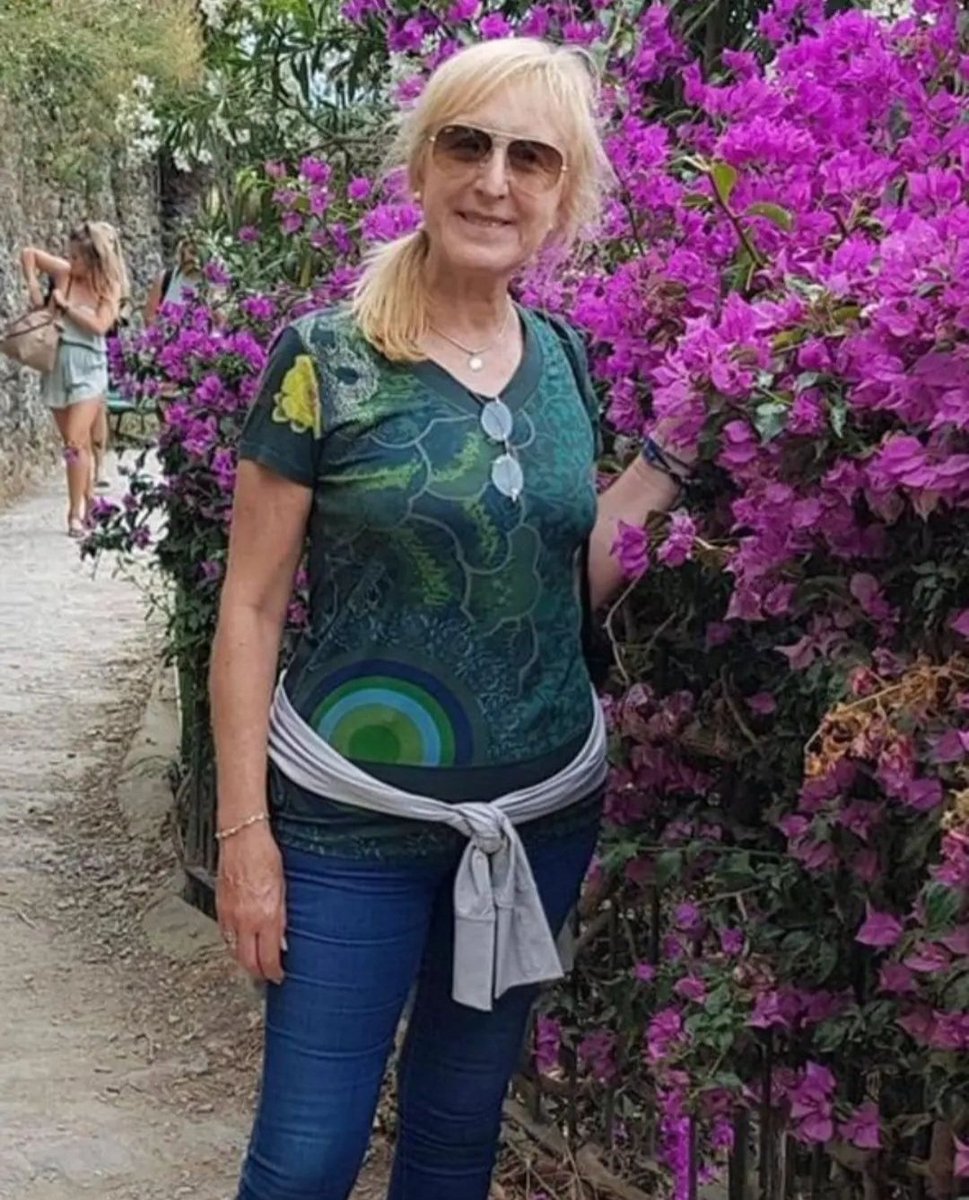 Loly adelantó su viaje, mostrándonos el camino. Mujer extraordinaria, líder positiva, fuerte, generosa, dura, amorosa, compañera insuperable, madre inigualable. Un Ser de Luz. Nos enseño a seguir sueños y mejorarlos. Honrémosla empezando mañana con más fuerza que nunca. Gracias.