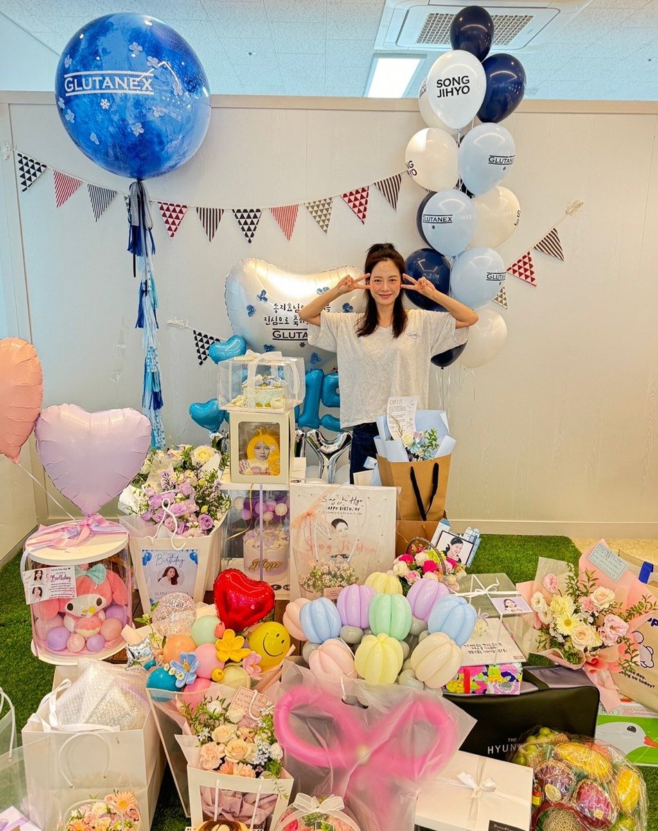 suyeounie's tweet photo. Jihyo certifying all the birthday gifts she received!! 🎂 (love this annual tradition)

43 SUMMERS WITH SONGJIHYO 
#HappySongJiHyoDay #송지효 
#예쁜_지효공주_데이  #SongJiHyo https://t.co/kFA58Kw91k