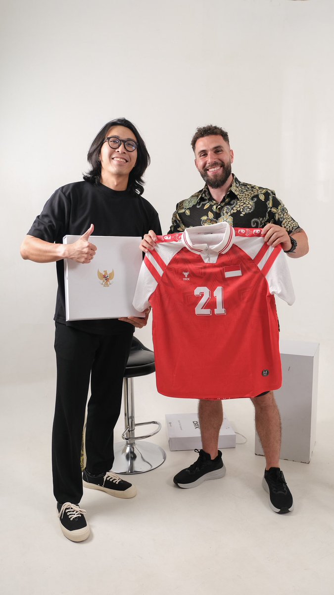 IraqFootballPod's tweet photo. I am sad to see my trip to Indonesia come to an end, but I am delighted to have met my amazing friend @tirta_cipeng in Jakarta to conclude an incredible two weeks in Indonesia. 

Thank you so much for the kind and thoughtful gifts. I cannot wait to host you in London and Iraq. 

Iraqis and Indonesians are brothers 🇮🇶❤️🇮🇩

🔜 Make sure you check out the podcast on Dr. Tirta’s channel next week inshallah 🙏