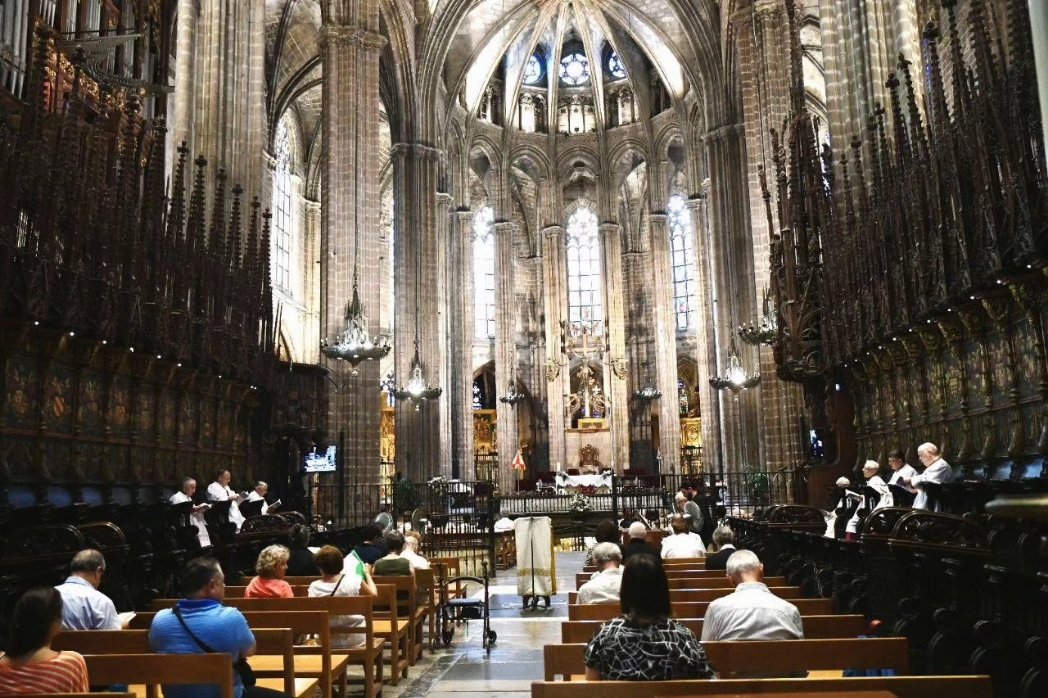 catedralbcn's tweet photo. ✨ Avui, 15 d'agost, celebrem solemnement el dia joiós de l’Assumpció de la nostra Senyora en cos i ànima al cel. 🙏🏼 Després de la pregària de Laudes, el Capítol de la Catedral ha celebrat la missa conventual en honor a la benaurada #VergeMaria.
#AsunciondeMaria https://t.co/dkvJmEg6oS