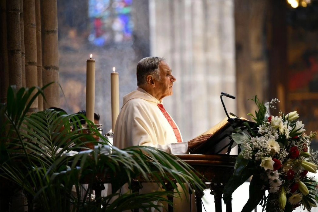 catedralbcn's tweet photo. ✨ Avui, 15 d'agost, celebrem solemnement el dia joiós de l’Assumpció de la nostra Senyora en cos i ànima al cel. 🙏🏼 Després de la pregària de Laudes, el Capítol de la Catedral ha celebrat la missa conventual en honor a la benaurada #VergeMaria.
#AsunciondeMaria https://t.co/dkvJmEg6oS