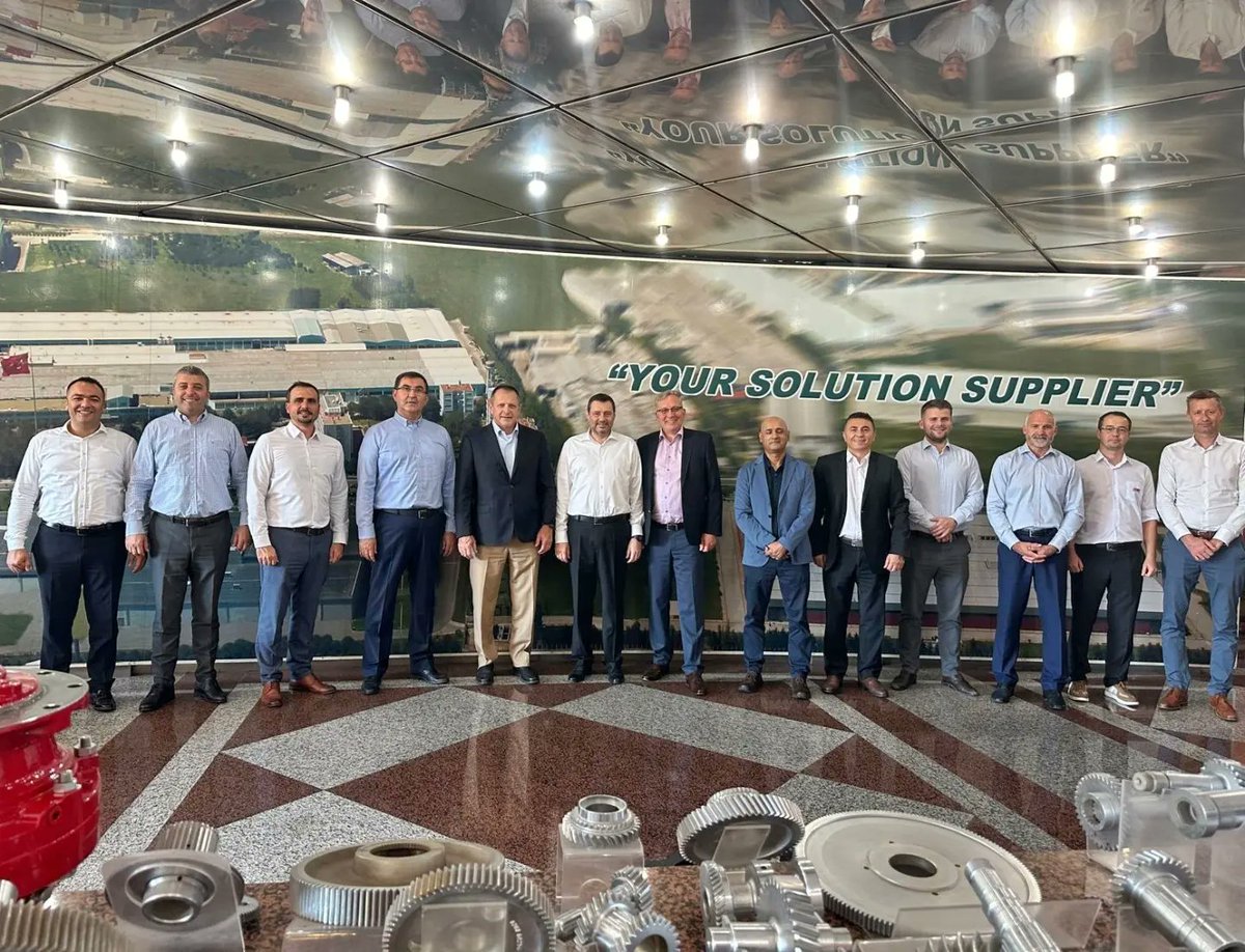 İş ortağımız "Perkins Engines Company" üst yönetimini ağırladık!
Dünyanın en büyük motor üreticilerinden olan Perkins'in üst yönetimini Hattat Holding Çerkezköy yerleşkemizde ağırladık. Yeni yatırım ve projelerin görüşüldüğü ziyarette ayrıca üretim alanları da gezildi.