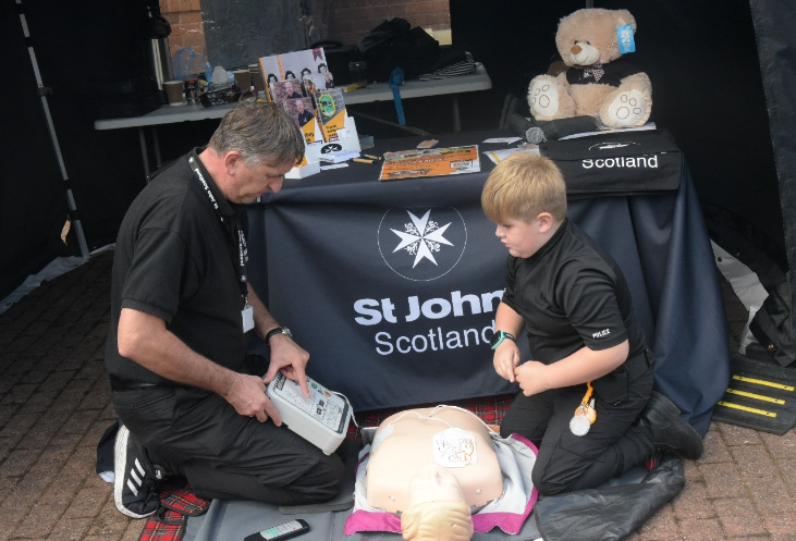 Ayrshire and Arran volunteers attended the Garnock Valley Emergency Services Community Day, which took place at Kilbirnie Ambulance Station on a sunny Saturday 10 August.

#savinglivestogether #CPR #learnCPR #defibrillator #volunteers