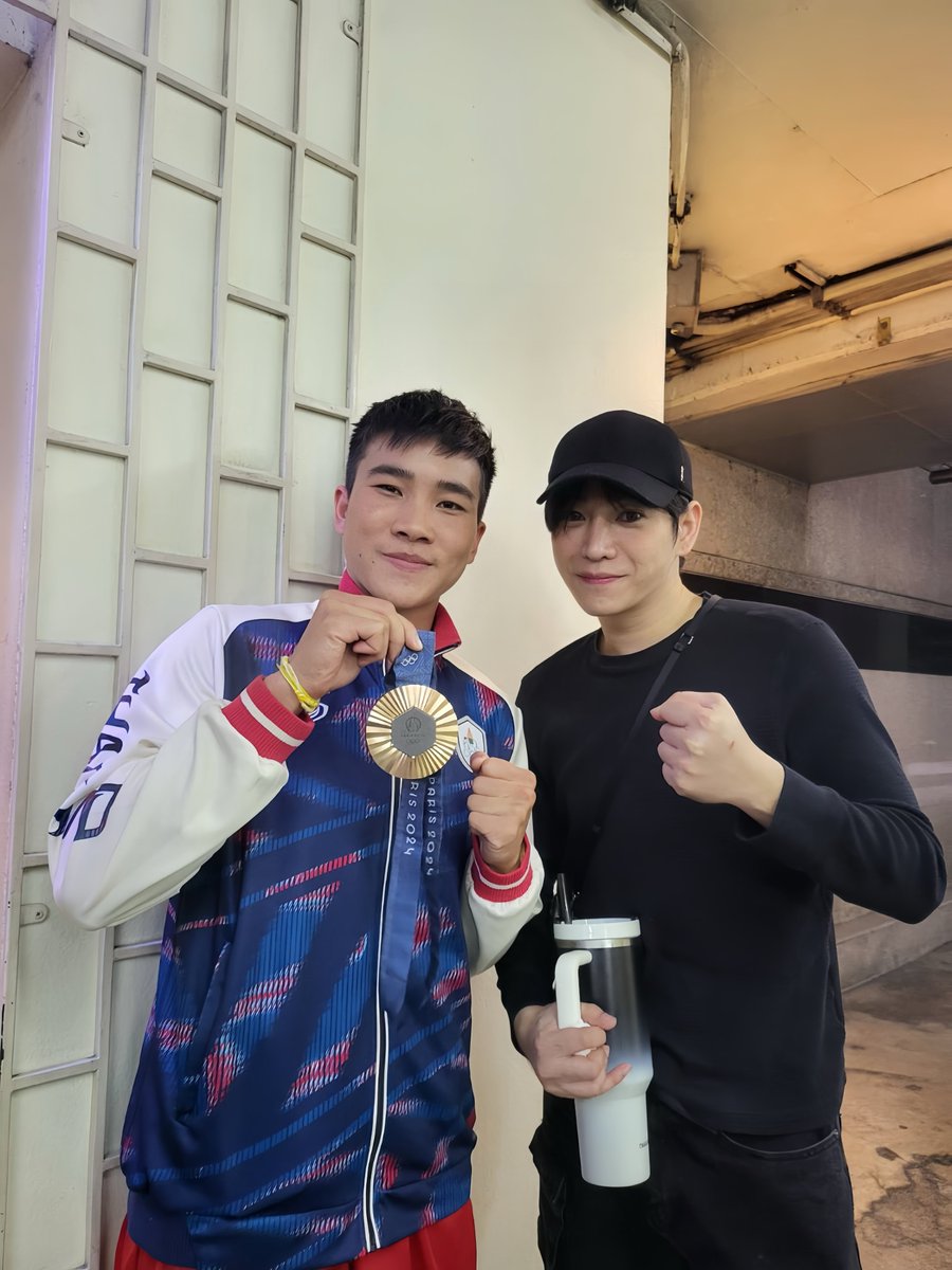 Palit_Official's tweet photo. เมื่อเฮีย @peckpalit เจอกับ #จันทร์แจ่ม เจ้าของเหรียญทองแดง 🥊 มวยสากลหญิง 📸 เอารูปมาอวดรูปคิมพร้อมบอก น้องเก่งมากเลย ได้ดูตอนน้องชก หึหึ  😤 

 #PeckPaLitChoke #เป๊กผลิตโชค https://t.co/jbAihQflgk