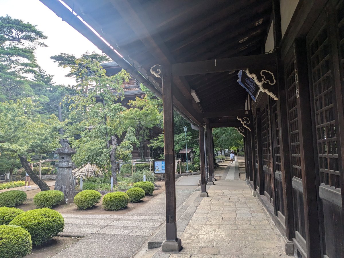 Rache1_1's tweet photo. 初めて行ったけど、一角が映えるだけじゃなくて敷地内が全体的に立派で落ち着く場所だった。絵馬も9割が外国語。 https://t.co/C2XpxisPdI