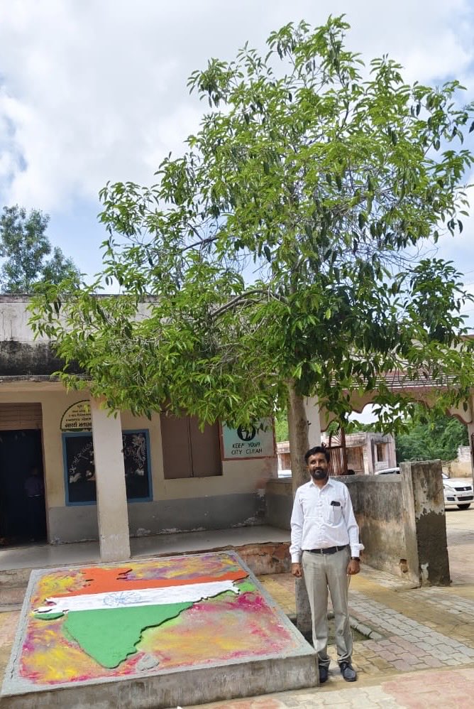 દેશના યશસ્વી પ્રધાનમંત્રીશ્રી નરેન્દ્રભાઈ મોદી સાહેબના ગુજરાત મુખ્યમંત્રી તરીકેના સમયકાળમાં સુઈગામ તાલુકાના મમાણા ગામે તા.૧૭/૦૬/૨૦૧૦ના રોજ પ્રાથમિક શાળામાં શાળા પ્રવેશોત્સવ અને કન્યા કેળવણીના પ્રસંગે વાવેલ બોરસલી આજે વટવૃક્ષ બની શાળા અને ગામનું ઐતિહાસિક વૃક્ષ બની શોભી રહ્યું છે.