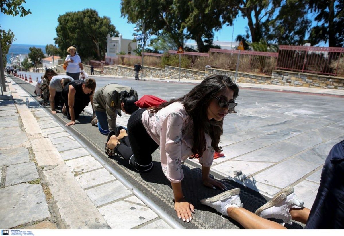 Soupiera's tweet image. Αν κάνω λάθος διορθώστε με αλλά νομίζω πως η νομοθεσία ορίζει ότι πρέπει να κυκλοφορούν με λουρί.