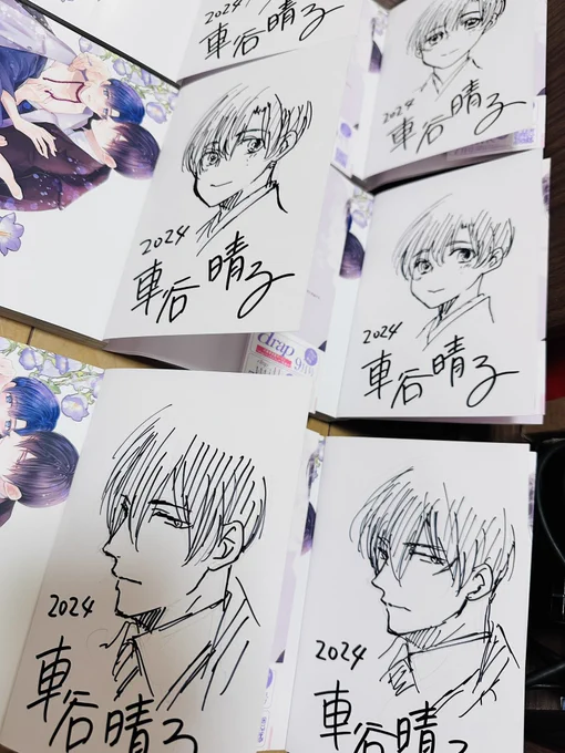 drap公式BOOTHで販売されたサイン本はこんなかんじで絵を入れました。ご購入くださった皆様ありがとうございました!
そして写真で気づいた、片方鴉の目の下の傷書き忘れとる〜😭ああ〜気をつけてたのに…でもやると思ってた…!
あと写ってないけどタバコ吸ってる鴉もいます。 