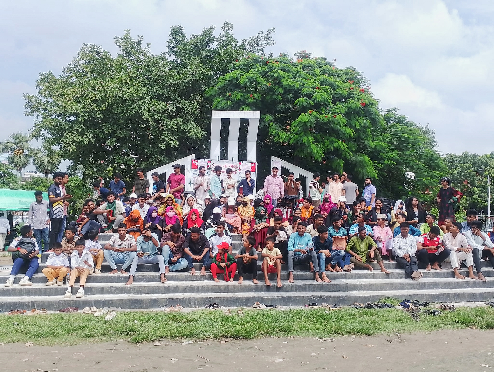 নওগাঁয় ৪ দফা দাবিতে শিক্ষার্থীদের অবস্থান কর্মসূচি