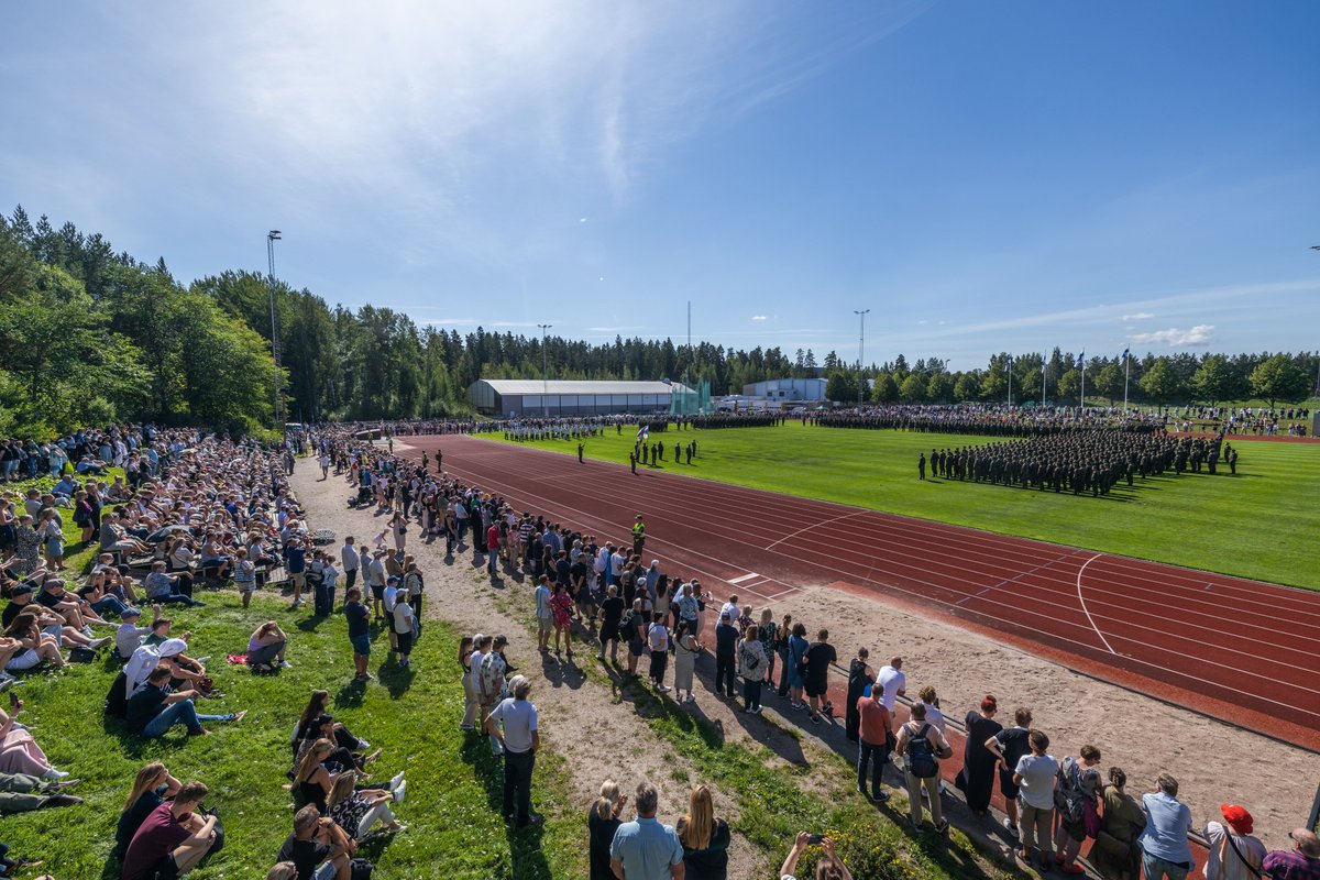 KaartinJR's tweet photo. #kaartjr kesän 2024 alokasjakso sai juhlavan päätöksen, kun yleisöä saapui sankoin joukoin #kerava urheilukentälle seuraamaan #sotilasvala- ja #sotilasvakuutus-tilaisuutta. Onnea tuoreille kaartinjääkäreille! #maavoimat #uudjp #kaartp #urhk #saapumiserä224 #varusmiehet #alokkaat https://t.co/xRBAHPv20W