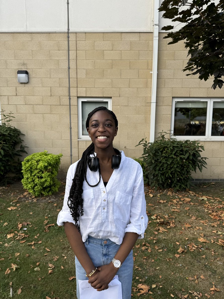 Congratulations to Angel who achieved A*A*A and who will study Politics and International Studies at the University of Warwick. Very well done! #alevelresultsday #bramptonmanor
