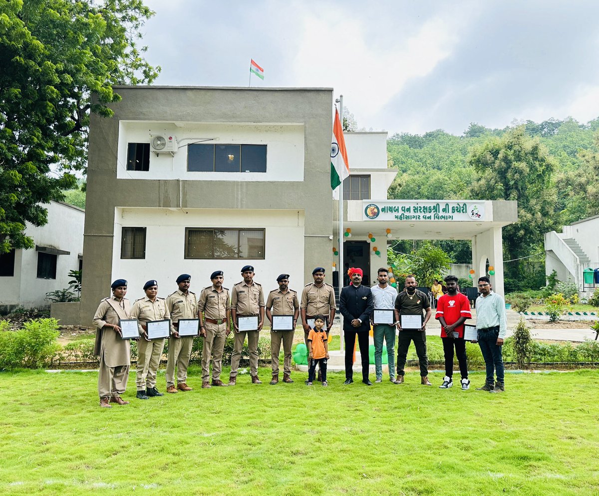 dcf_mahisagar's tweet photo. Mahisagar Forest Department today celebrated 78th independence day and felicitated Forest pesonnels, NGOs and Individuals who contributed in conserving and protecting Forests and Wildlife of the district. Jai Hind 🇮🇳
@GujForestDept @Mulubhai_Bera @mahimahiti @Nevil_DCF @HoffPccf https://t.co/B53durg0a3