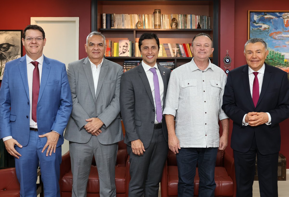 ViniciusFerroC's tweet photo. Agenda repleta de trabalhos em Brasília, junto ao governador @carlosbrandaoma! Participamos da sessão solene de homenagem ao legado de Eduardo Campos e ainda nos reunimos com o presidente nacional do PSB, @csiqueirapsb, para alavancar a candidatura de @DuarteJr_ em São Luís! https://t.co/cC0iIw7bqv
