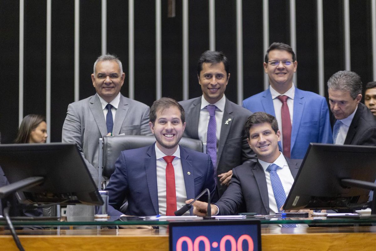 ViniciusFerroC's tweet photo. Agenda repleta de trabalhos em Brasília, junto ao governador @carlosbrandaoma! Participamos da sessão solene de homenagem ao legado de Eduardo Campos e ainda nos reunimos com o presidente nacional do PSB, @csiqueirapsb, para alavancar a candidatura de @DuarteJr_ em São Luís! https://t.co/cC0iIw7bqv