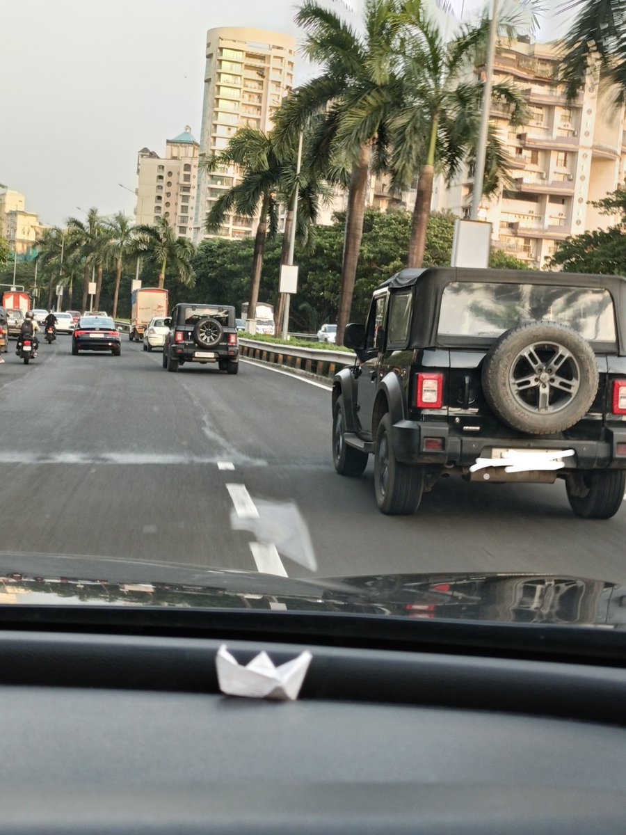 nitinchabria's tweet photo. In a sea 🏖️ of Vehicles for sure #Mahindra Rules the Roads

Pic taken from inside an #xuv700

Congratulations #anandmahindra and team for the launch of #TharROXX. 

Soon we will see an Ocean 🌊 of 🤘🤘#TharROXX 🤘🤘
#navimumbai #mahindrathar #liveyounglivefree https://t.co/FNl3cL6xSI