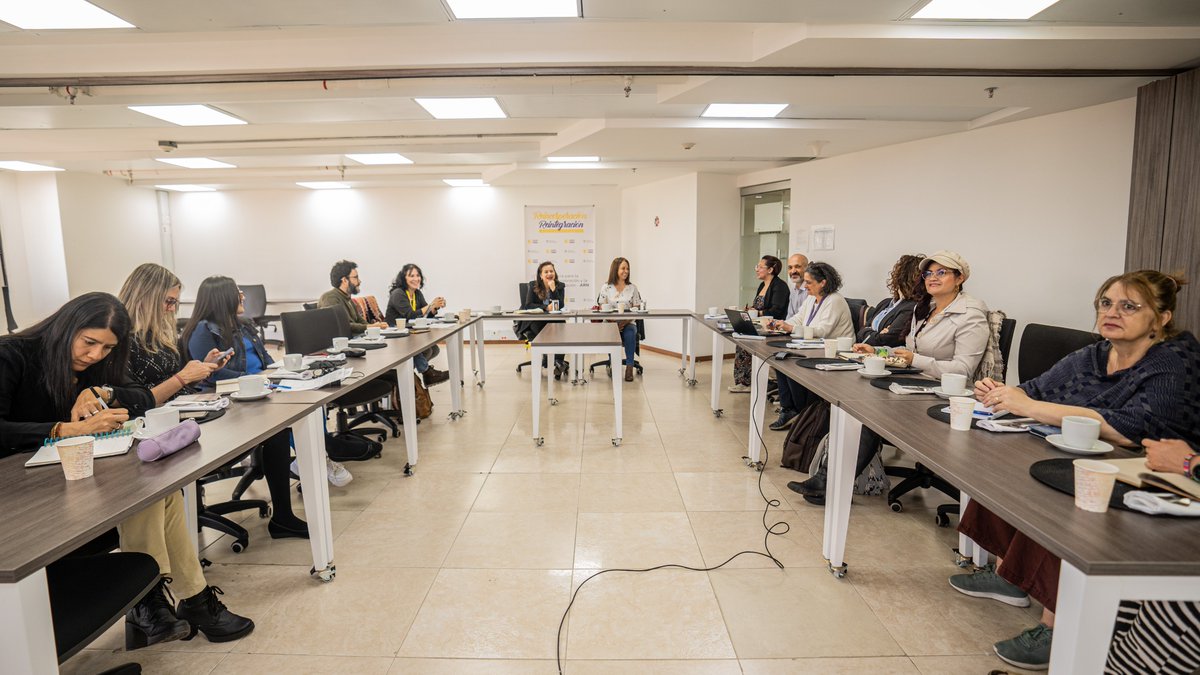 ARNColombia's tweet photo. #AEstaHora 🕒 ¡La paz 🕊 se construye entre todas y todos! ✨ 
Con el liderazgo de @AlejaMillerR, directora general de la @ARNColombia, se realiza un diálogo 🤝 con representantes de Organizaciones de la Sociedad Civil Internacional 🌍, en el marco del @espaciopazencol. https://t.co/57Um8schn5