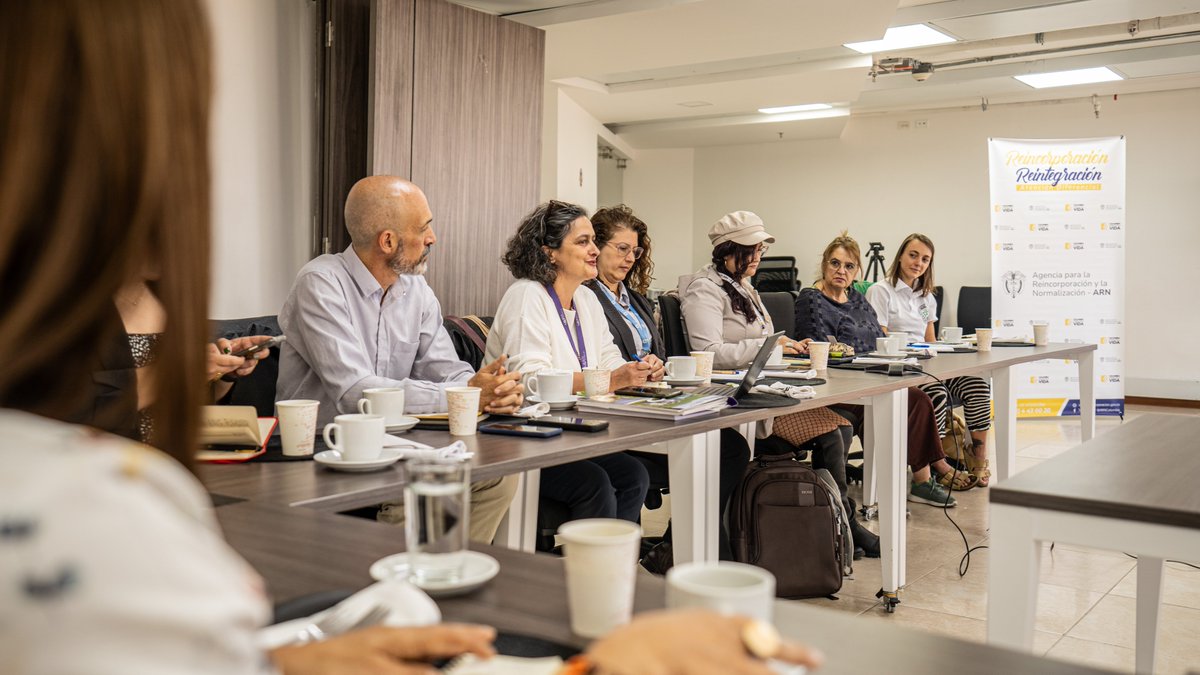 ARNColombia's tweet photo. #AEstaHora 🕒 ¡La paz 🕊 se construye entre todas y todos! ✨ 
Con el liderazgo de @AlejaMillerR, directora general de la @ARNColombia, se realiza un diálogo 🤝 con representantes de Organizaciones de la Sociedad Civil Internacional 🌍, en el marco del @espaciopazencol. https://t.co/57Um8schn5