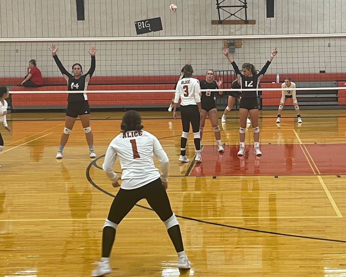 Orange Grove Varsity Volleyball defeated Alice this morning at the Three Rivers Tournament!  JV volleyball is also competing today!  GO GET EM LADY BULLDOGS!  🧡🖤