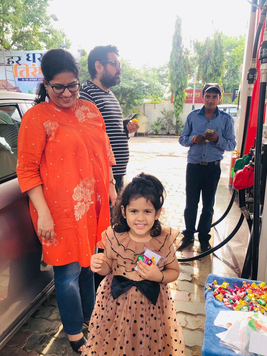 HiraFuels's tweet photo. Happy Independence Day 2024: Celebrations at Hira Fuels by gifting tricolor bands, chocolates &amp; distributing sweets to dear customers!!!
#HPCL
#independenceday2024
#gurugramcity https://t.co/X71CLpYKZy