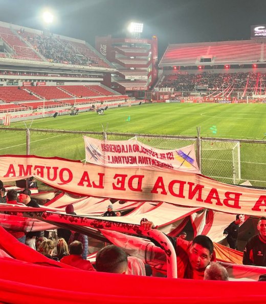 Barras_LATAM's tweet photo. 🇦🇷 "Si al fútbol, no a la guerra, Argentina neutral!"

Bandera de la gente de Huracán en el partido vs Argentinos Juniors, en la misma se pueden ver las banderas de Ucrania 🇺🇦 e Israel 🇮🇱 tachadas https://t.co/ilV1WESojD