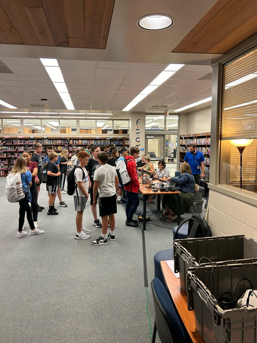 PMS_Titans's tweet image. A huge shoutout to the CIA tech teams for helping distribute new Chromebook’s to our students yesterday.  Thank you for all your hard work! #PLCSGreat