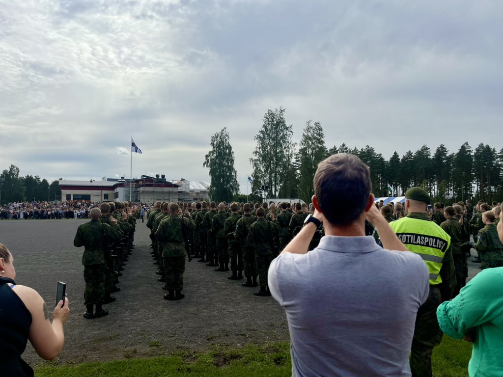 PorinPR's tweet photo. Sotilasvala- ja vakuutustilaisuudet jatkuvat Karvialla. #porpr komentaja prkenr Jami Virta nimitti #POHMJP ja #VSHP alokkaat jÀÀkÀreiksi. Paraatijoukkoja komensi evl Jussi Honko. Esilukijana toimi Karvian kaupungin edustaja Pentti PentinmÀki. https://t.co/vmL0i5BqaV