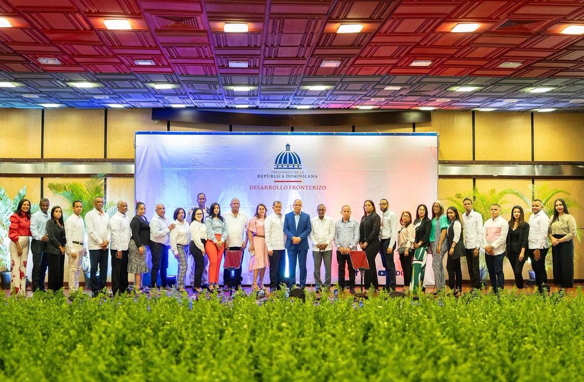 ElCentineladel2's tweet photo. Director de Desarrollo Fronterizo presenta Memoria Institucional 2020-2024 orientada a la Calidad del gasto https://t.co/n6Qs85JDAS
@PerezTejadaRD #frontera #DGDF
a través de @ElCentineladel2 https://t.co/66LCI95mld