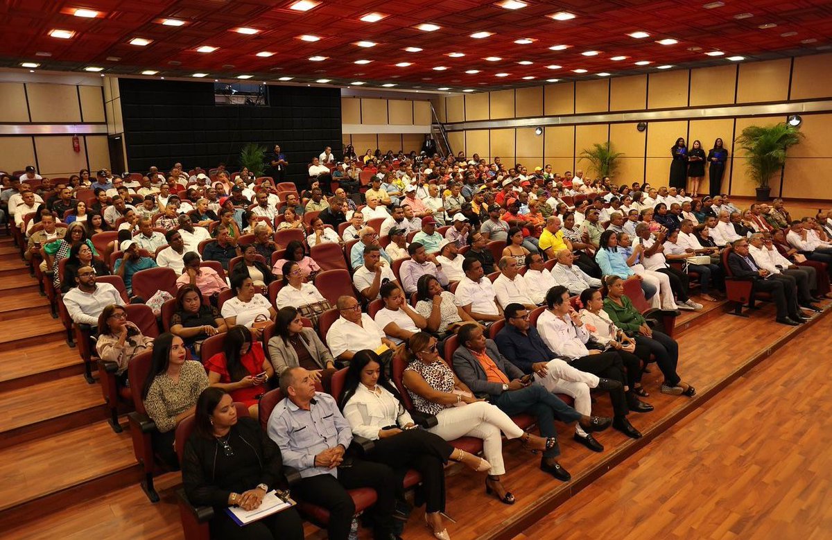 ElCentineladel2's tweet photo. Director de Desarrollo Fronterizo presenta Memoria Institucional 2020-2024 orientada a la Calidad del gasto https://t.co/n6Qs85JDAS
@PerezTejadaRD #frontera #DGDF
a través de @ElCentineladel2 https://t.co/66LCI95mld