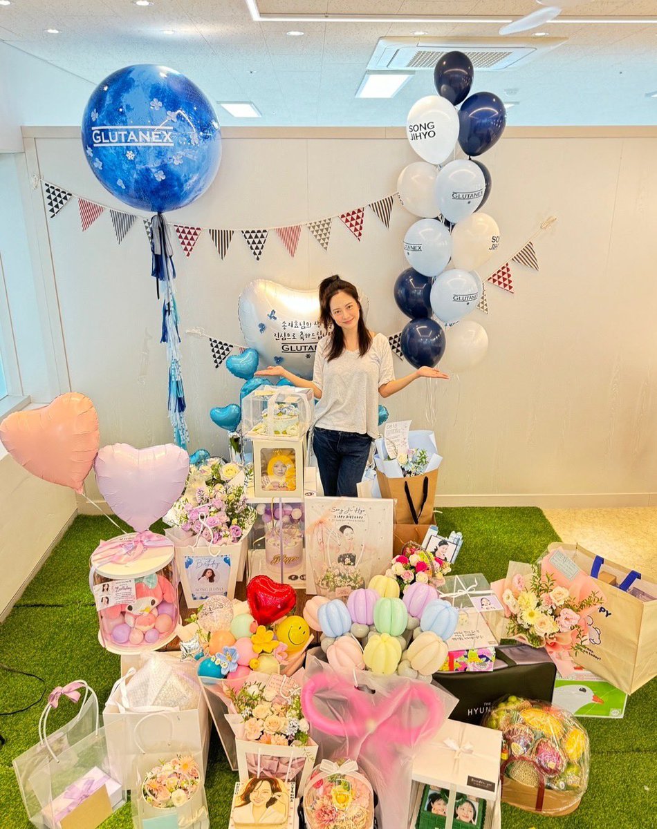 jihyoprojectTH's tweet photo. คนที่น่ารักที่สุดอยู่ตรงนี้นี่เองง🫣🩵🫧 คุณซงจีฮโยของพวกเราได้รับของขวัญจากแฟนๆชาวไทยแล้วนะคะ ❤️✨

#SongjihyoprojectTH #SongJihyoDayTH https://t.co/jAyfqJdg9S